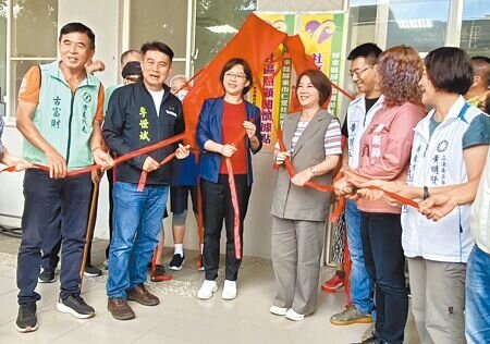 屏東縣長周春米(中)選在重陽節前夕,宣布敬老卡額度將從每月330元調高至500元。(林和生攝)