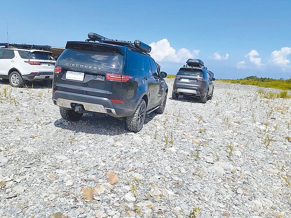 宜蘭南澳神祕沙灘附近的南溪出海口,為重要的小燕鷗保育繁殖區,2日下午出現11輛越野車擅自闖入繁殖區野營,經保育人員蒐證並通報警方到場驅離。(南澳區小燕鷗巡守隊提供/吳佩蓉宜蘭傳真)