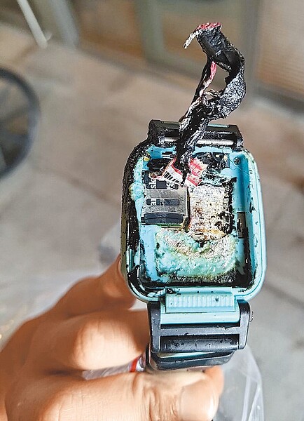 男童佩戴的智慧型手表突然爆炸自燃,造成男童右手臂2度燒燙傷。(新北市消防局第五救災救護大隊提供/王揚傑新北傳真)