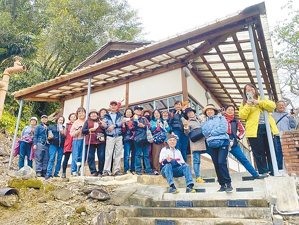 公館數位機會中心近日開辦「數位攝影」課程,帶領不分年齡層的學員們,前往陶瓷廠、出磺坑等景點,學習運用手機拍攝好照片,記錄公館獨特景致。(苗栗縣政府提供/李京昇苗栗傳真)