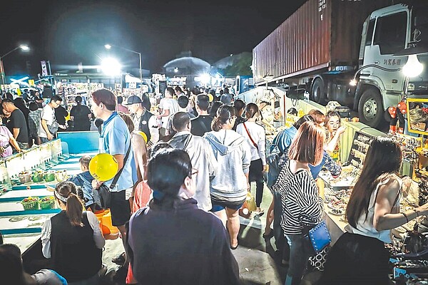 苗栗縣竹南鎮國泰夜市營運20餘年，但屢遭檢舉用地不合法，縣府、竹南公所3日舉行會議，提出4處公共設施保留地，盼協助攤商解套，合法做生意。（鍾東錦辦公室提供／李京昇苗栗傳真）