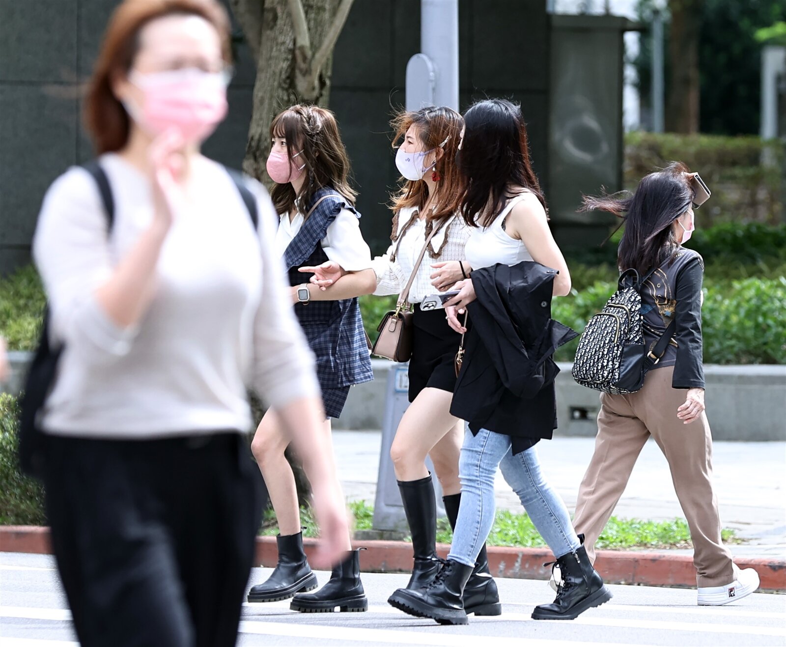 西南風影響,天氣晴朗炎熱,中央氣象局發布高溫資訊。本報資料照片