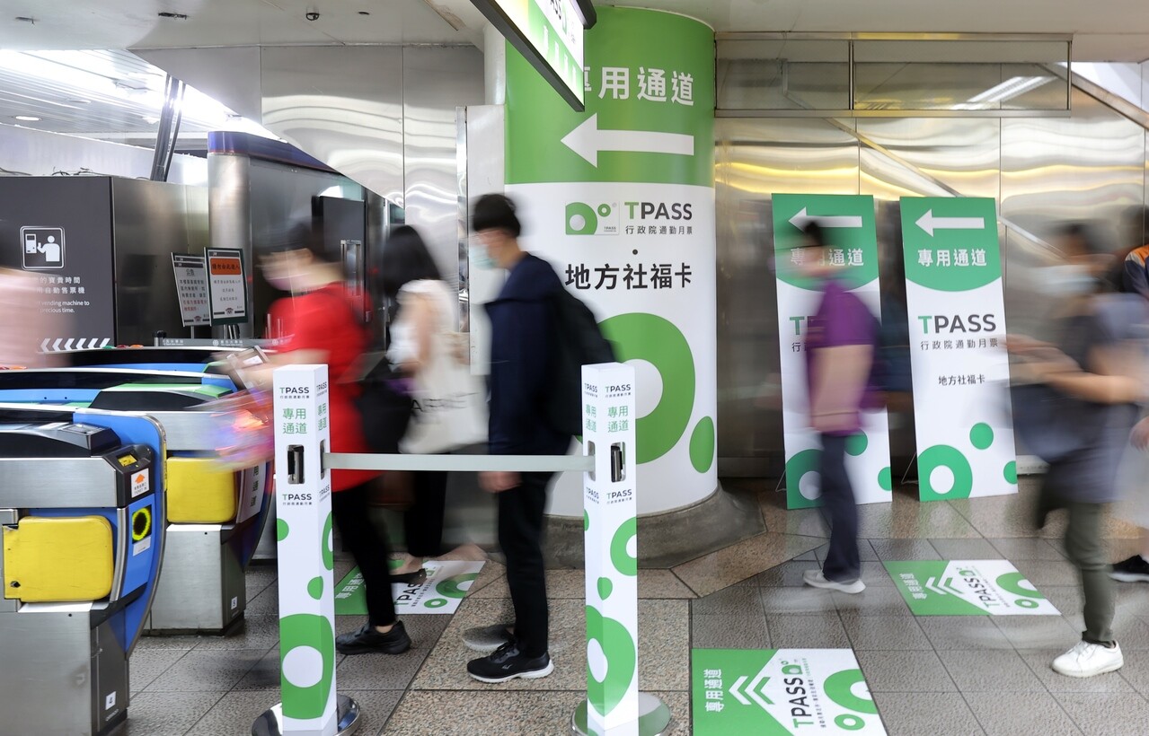 北北基桃1200月票TPASS正式上路後首個上班日，在台北車站捷運與台鐵出站交會口，有不少年長乘客因不熟悉新制專用通道的措施，在出口受阻後穿過人潮返回詢問處，或擋在門口跟站務人員溝通，造成專用通道大排長龍，而一般通道沒人的狀況。 記者許正宏／攝影