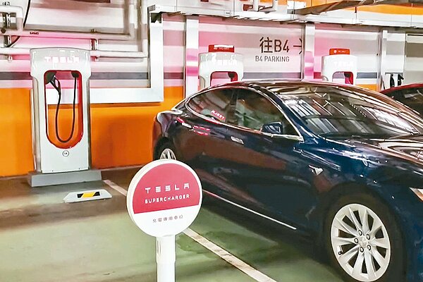 高雄義享天地商場地下三樓停車空間的特斯拉超充車位。記者古和純／翻攝