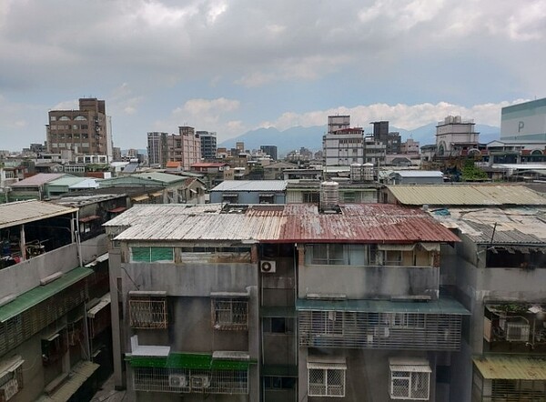 斯文里長江雪卿今天向市長蔣萬安提案,希望加速斯文二期公辦都更進度。記者林麗玉/攝影