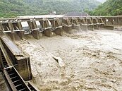 潭美颱風過境　橋封路坍8人輕傷