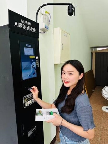 新竹縣政府與清華大學研究團隊攜手合作，成功開發了AI無人電池回收站，全縣共設置9處示範站、回收7款廢乾電池。圖／新竹縣環保局提供