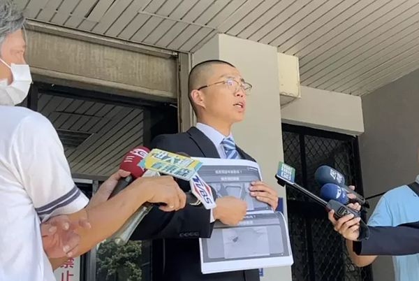 五億賴姓高中生墜樓案,賴母律師許哲維今天到台中司法大廈提出再議,提及賴生啤酒罐有麻醉藥物成分。記者陳宏睿/攝影