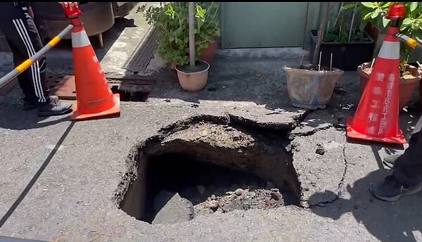 高雄市鳳山區新民街道路凹陷成洞,約坑洞直徑約70公分。記者林保光/翻攝