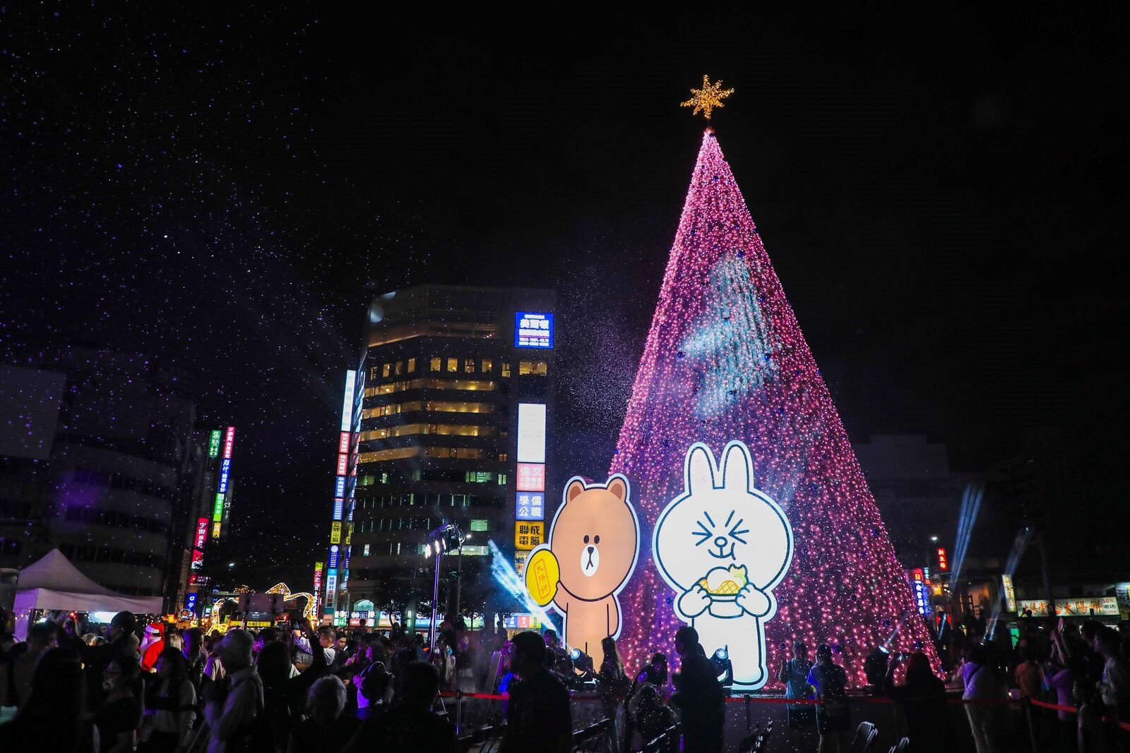 台中市政府與LINE首度合作,今年耶誕樹高度為活動有史以來最高。圖/台中市政府提供
