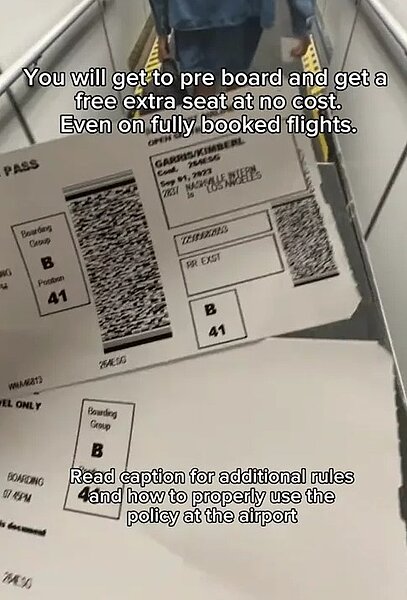 女子在抖音影片中展示她如何獲得免費座位,只需向服務員說明:「我希望今天能使用你們的尺碼政策」,即能立即獲得另一張免費機票,並享受「預先登機」服務。圖/擷自抖音