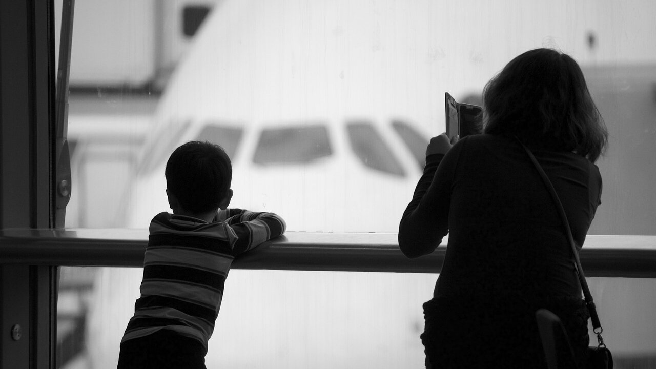 ▼原PO表示孩子很羨慕同學能出國旅遊,不確定自己該繼續努力存錢還是讓孩子圓夢。(示意圖,非新聞當事人/取自<a href="http://pixabay.com/photos/airport-airplane-travel-silhouette-1019056/"><span style="color:#000000;">pixabay</span></a>)