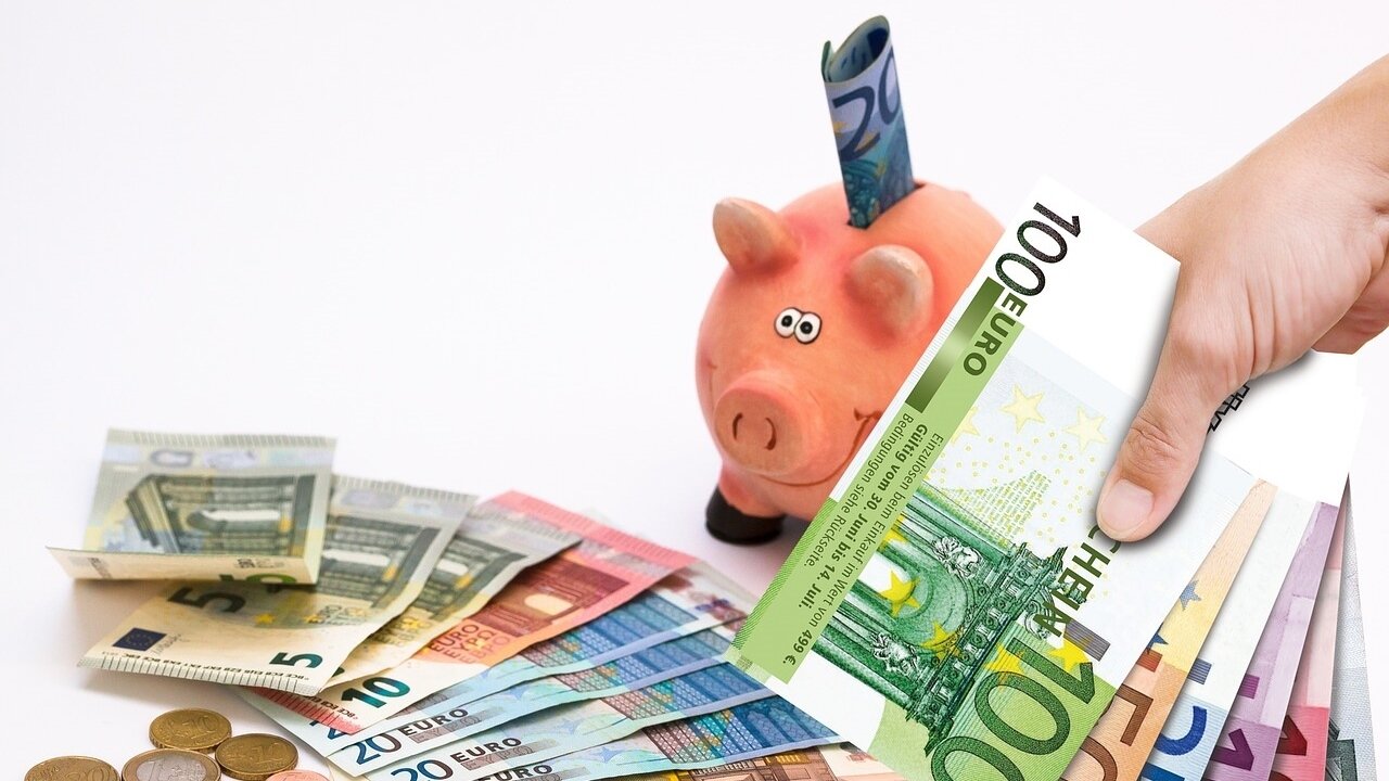 ▼原PO表示聽說養老金「夫妻一人至少要存到400萬」,因此自己非常努力存錢。(示意圖/取自<a href="https://pixabay.com/photos/piggy-bank-save-up-saved-up-1047216/"><span style="color:#000000;">pixabay</span></a>)