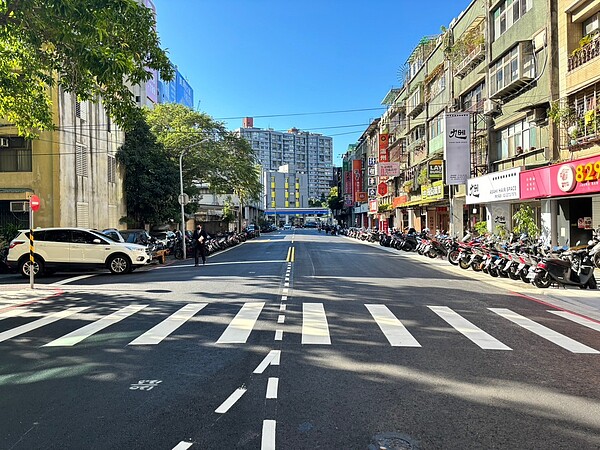 路面全面銑鋪，提供平坦舒適行車空間。圖／新北市政府提供