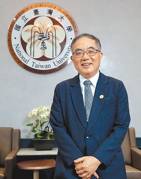 台大校長陳文章接受本報專訪表示，「前瞻基礎建設沒有納入大學、中小學硬體建設，我覺得不太滿意。」（鄭任南攝）