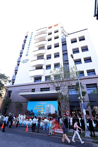 中國醫藥大學附設醫院今日啟用「眼耳鼻喉科醫學中心大樓」。圖/衛生局提供