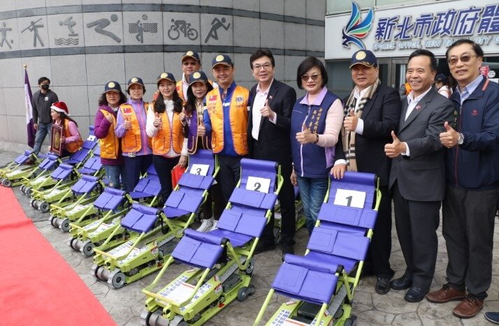國際獅子會300B2區聯合捐贈30台爬梯機。圖/新北市政府社會局提供