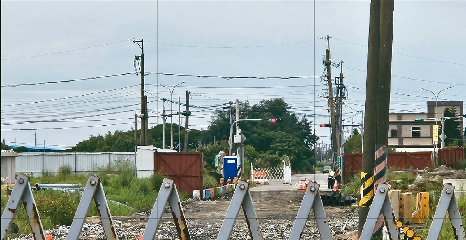 桃園市大園區鹽害嚴重，常發生跳電、停電等窘境，地方盼纜線地下化。記者鄭國樑／攝影 