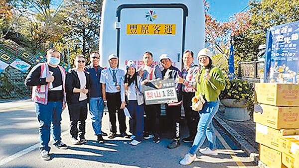 台中市梨山「幸福巴士」服務將擴大，市府交通局將透過豐原客運865路公車及幸福巴士接力運送物資，為即將啟動的「客貨共載」暖身，未來朝觀光、貨運等衍生性服務邁進。（台中市政府交通局提供／林欣儀台中傳真）