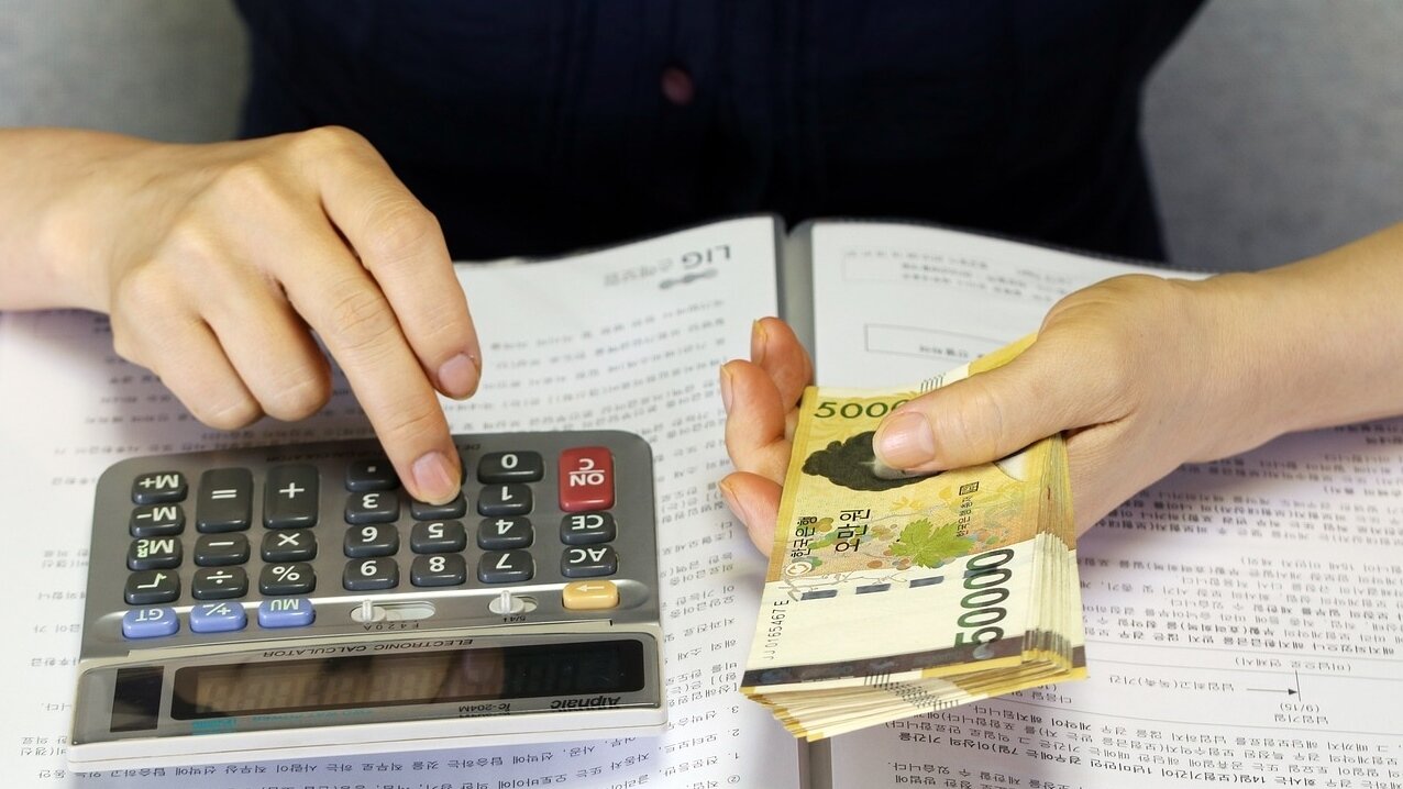 ▼原PO希望能創造被動收入,因此和老公商量後,將第一間房拿去增貸,再加上夫妻兩人的存款後,用550萬買兩支ETF 每月領配息。(示意圖/取自<a href="https://pixabay.com/photos/don-money-call-finance-cash-3565700/"><span data-cke-saved-href="https://pixabay.com/photos/don-money-call-finance-cash-3565700/"><span style="color:#000000;">pixabay</span></a>)