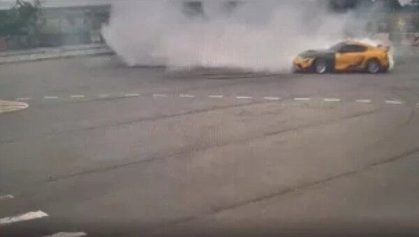 范、王兩男因在新北市淡水區新市鎮道路上危險駕駛及拍攝影片，被依公共危險送辦，另開處3張罰單。圖／記者曾伯愷翻攝
