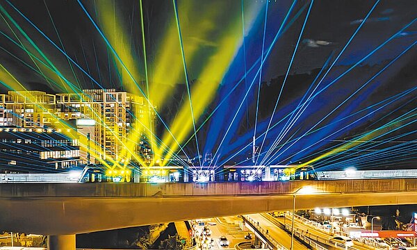 新北捷運公司光影列車秀16日移師安坑,全程長達23分鐘的光影列車秀,搭配6首特地譜寫的在地音樂及光影故事,絢麗的燈光效果加上動人的音樂, 讓在場民眾驚呼連連。(新北捷運公司提供/高鈞麟新北傳真)