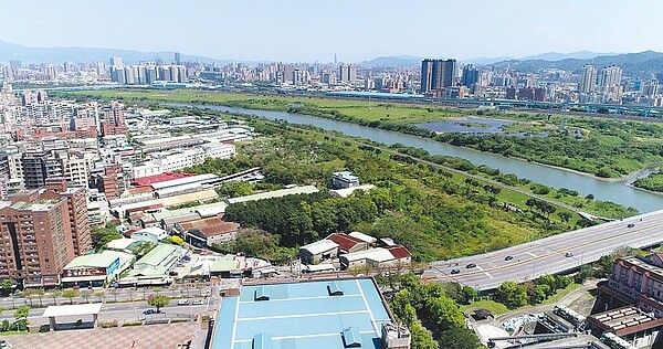 新北市樹林區彭厝地區人口密集，苦無大型公園供民眾休憩，由於樹林區中華段幾筆土地屬公園用地，國民黨新北市議員呂家愷提案建請市府盡速規畫大型公園，以滿足居民需求。（新北市城鄉局提供／高鈞麟新北傳真）