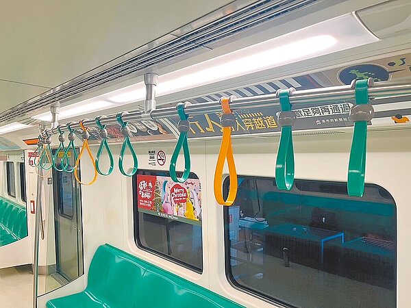 高雄捷運公司於10列車試辦加大部分拉環,有別於既有綠色拉環,加大拉環採橘色設計,較綠色拉環降低約6公分高度,方便兒童等身材嬌小旅客使用。(高雄捷運公司提供/任義宇高雄傳真)