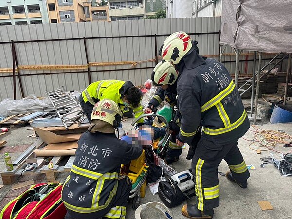 王女16日在新北市蘆洲區鷺江國小施作新建電梯,遭電梯夾困送醫命危。記者曾伯愷/翻攝