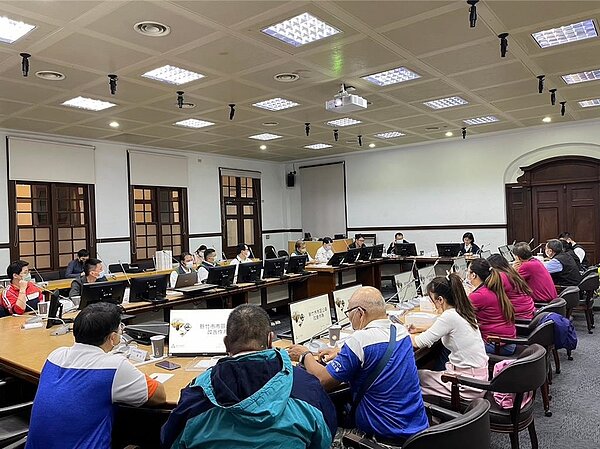 新竹市政府15日晚間舉辦「市區公車司機座談會」,傾聽司機對於公車經營環境的期待與困境。(新竹市政府提供/王惠慧新竹傳真)