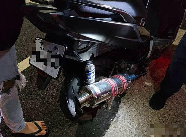 警方執勤過程中,攔查1部排氣聲浪驚人的大型重機車,發現該車的排氣管經過改裝,發動時會發出巨大的炮筒聲響,車主當場被舉發。圖/讀者提供