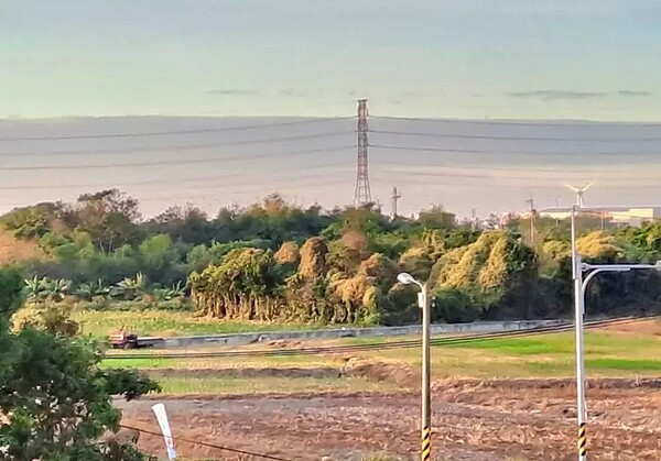 中一選區立委候選人劉燈鐘提出「檢討甲安埔特定農業區政策」政見,認為將當地的特農政策解套,才是根本解決之道。圖/台中市第一選區立法委員候選人劉燈鐘提供