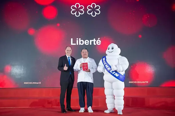 高雄國城建設引進的法餐「Liberté」今年更摘下2星,不過傳出主廚武田健治(中)與國城合約已滿,傳不續約。圖/翻攝自米其林指南