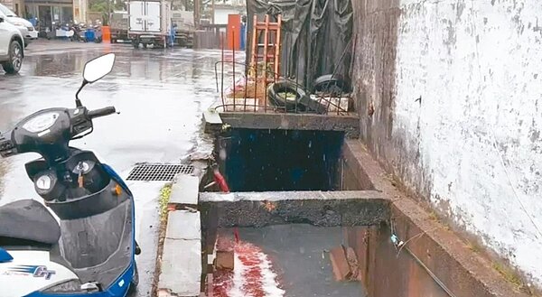 新北市樹林豬血糕工廠排放血水染紅溝渠,伴隨陣陣血腥味。圖/新北市環保局提供