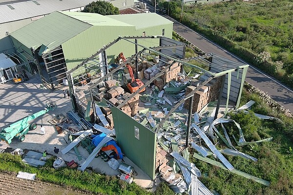 農地違建工廠亂象多，桃園市政府建築管理處透過空拍技術加強巡查，讓不肖人士的違法投機行為無所遁形。圖／桃園市政府提供
