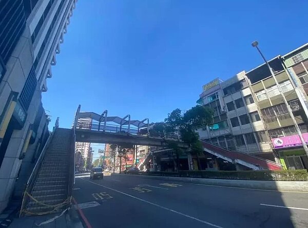 新北板橋民族路是連接板橋及中和的要道,平時車流量頗大,橫跨道路上方的民族陸橋在地服務41年。圖/新北工務局提供