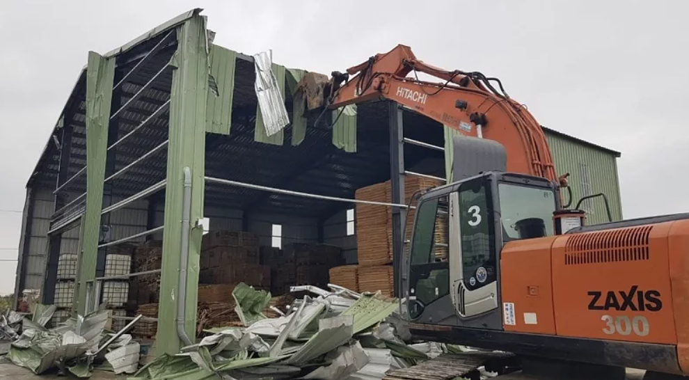 桃園市建管處鎖定大型違建,並排定拆除時間不寬待。圖/桃園市政府都發局提供