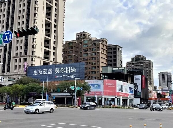 新屆地王由遠百竹北店對面竹北市公園段482地號全國電子奪下,公告土地現值為每坪 96萬7742元。圖/新竹縣政府提供