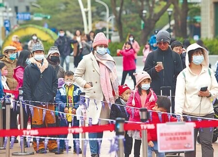 
受強烈大陸冷氣團影響，17日北北基宜持續有10度左右低溫，不少家長冒著寒風，帶著小朋友到新北耶誕城排隊搭乘遊樂設施。（陳怡誠攝）
