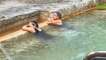 冷氣團報到,台東知本溫泉區掀泡湯熱潮,不少民眾前往享受富含礦物質的「美人湯」。(蕭嘉蕙攝)