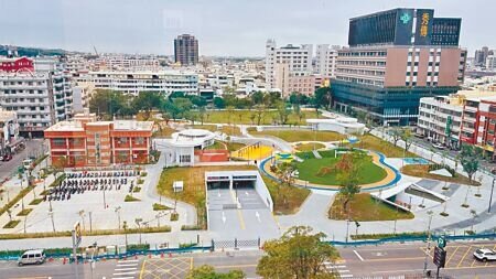 彰化縣政府爭取前瞻補助,斥資4億3285萬經費,打造縣內首座公有公園與停車場共存的彰化市延平公園地下停車場,將提供302席汽車停車位、268席機車停車格,去年底動工,工程已於10月底完工,正納入智慧停車等設備驗收中,希望趕在農曆春節前啟用。(吳建輝攝)