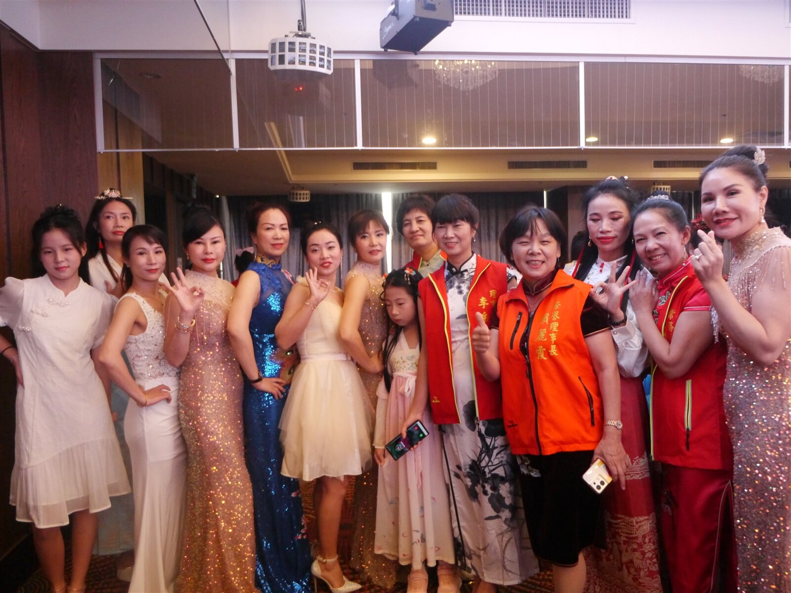 台東縣府昨辦移民節，邀請各鄉鎮新住民聚餐同歡，出席者盛裝打扮、亮麗出場。記者徐白櫻／攝影 