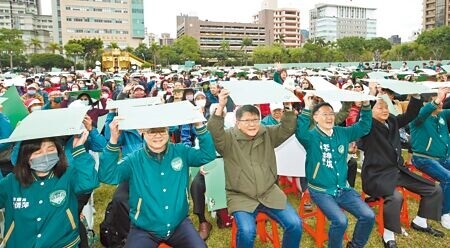 
民進黨總統候選人賴清德17日回防台南，競總則在三重運動公園舉辦「唱土地的歌，拼咱的希望」新北預演場。（劉宗龍攝）
