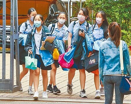 教育部近日修正發布「國民小學及國民中學常態編班及分組學習準則」,教師與其子女在同一校者,應以編在不同班級為原則。(非新聞當事人)(本報資料照片)