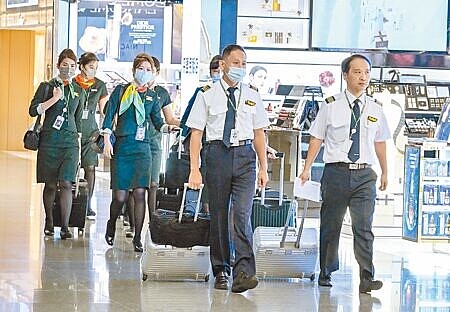 機師工會長榮分會指控長榮航空公司薪資未調漲、人力流失,甚至透過違法仲介引進外籍機師,機師工會22日將發起罷工投票,並先行在18日動員近百人赴交通部抗議。圖為長榮機師。(非新聞當事人)(陳麒全攝)
