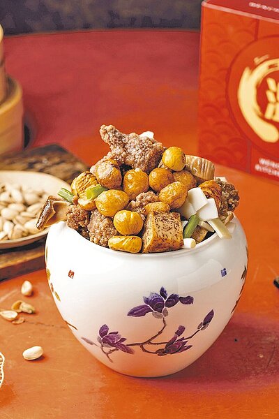 大潤發國宴主廚推薦「溫國智龍年好運聚寶佛跳牆」,特價699元。圖/大潤發提供