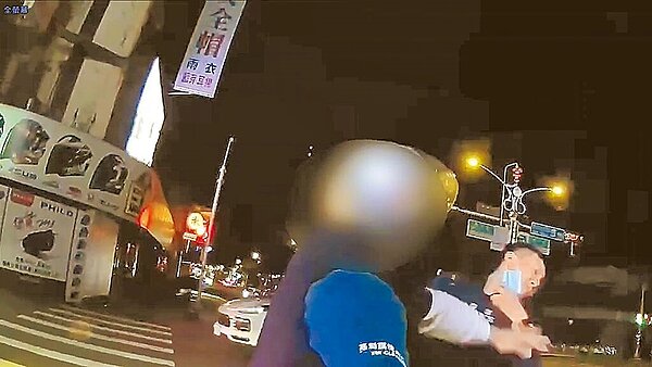 桃園48歲王姓騎士16日深夜連闖2個紅燈,還出手毆打警察(見圖),遭支援警力壓制後,竟離奇暴斃。因無明顯外傷,檢警將解剖釐清死因。圖/翻攝照片