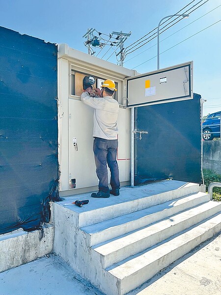 台南1家科技公司在苗栗縣公館鄉五谷村興建電能儲存場,引發居民抗議,業者未與地方取得共識,仍繼續使用儲能場,遭苗栗縣府開罰並偕同台電人員到場拆除電錶與斷電。圖/苗栗縣政府提供