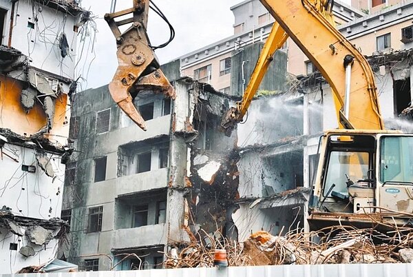 新北五股區西雲路海砂屋2019年8月開始動工拆除。圖/新北市政府提供