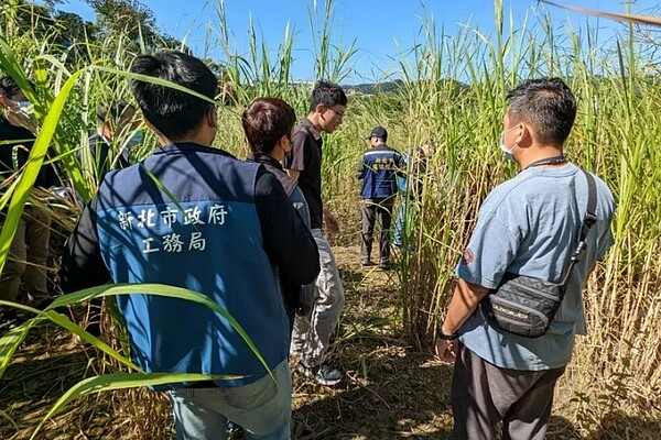 新北工務局去年11月會勘三峽土方棄置地。圖/新北工務局提供